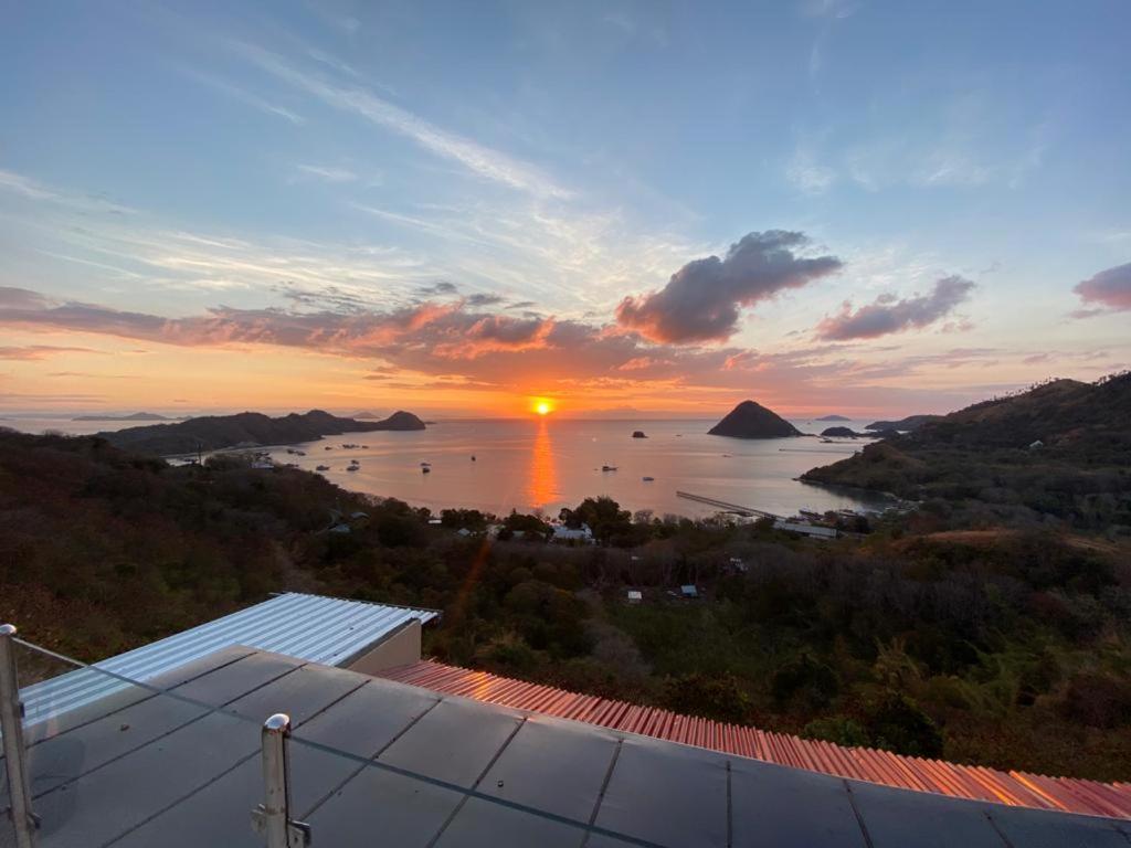 Sunset Hill Hotel Лабуан-Баджо Екстер'єр фото